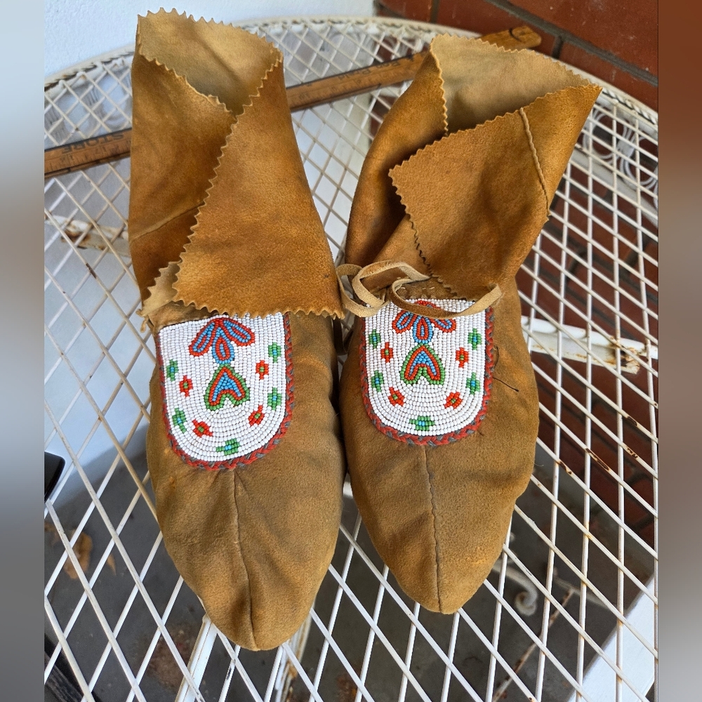 ANTIQUE 1920s VINTAGE CHIPPEWA / OJIBWE CENTER SEAM INDIAN BEADED MOCCASINS